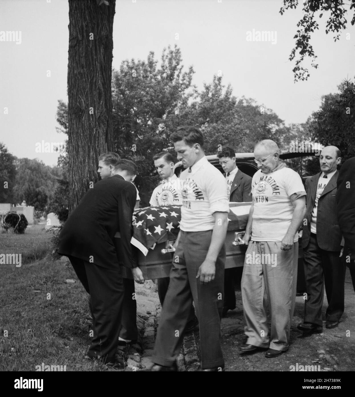 Pallbearers with flag-covered casket, Funeral of a merchant seaman, Baltimore, Maryland, USA, Jack Delano, U.S. Farm Security Administration, U.S. Office of War Information Photograph Collection, June 1943 Stock Photo