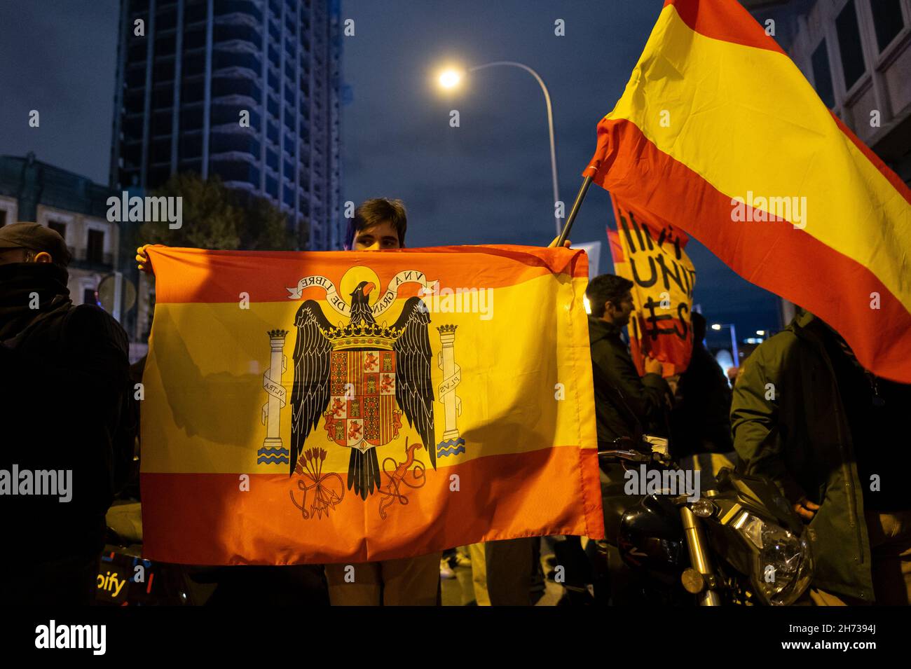 Madrid, Spain. 19th Nov, 2021. A far right wing supporter of La Falange carrying a pre-constitutional flag is seen during a demonstration for the anniversary of the death of Jose Antonio Primo de Rivera, founder of La Falange, commemorating the 85th anniversary of his death on 20 November 1936, shot at the beginning of the Spanish Civil War. Credit: Marcos del Mazo/Alamy Live News Stock Photo