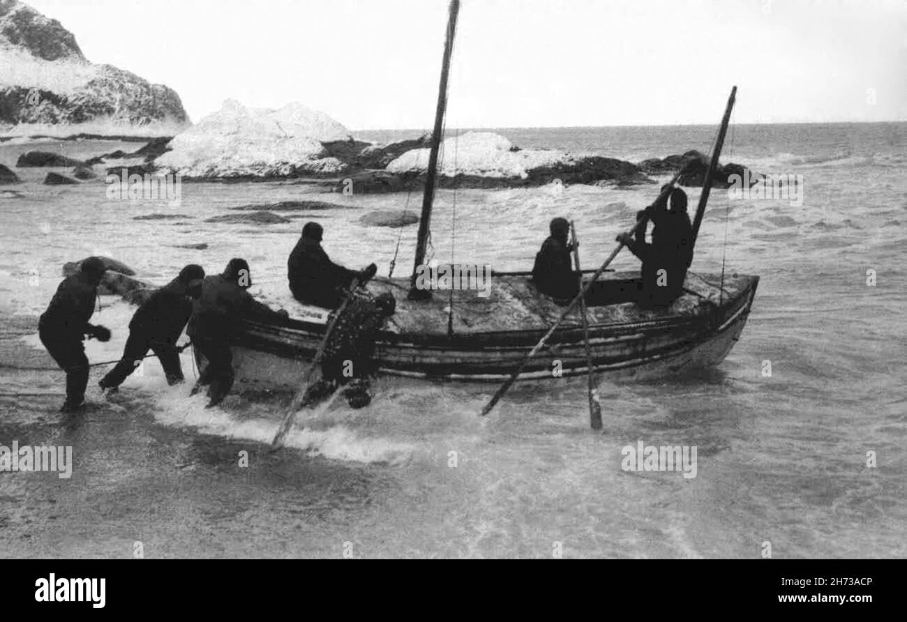 Ernest Shackleton setting off from Elephant Island in the boat James Caird during his epic expedition in 1912 Stock Photo