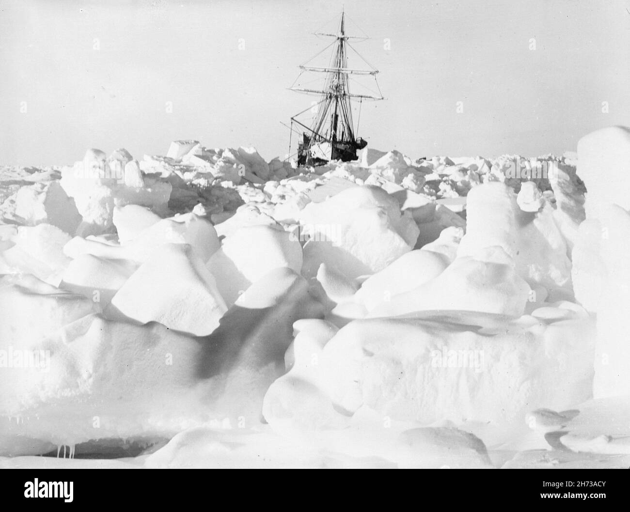 Ernest Shackleton's ship Endurance stuck in the Antarctic pack ice in the Weddell Sea during his epic expedition in 1912 Stock Photo