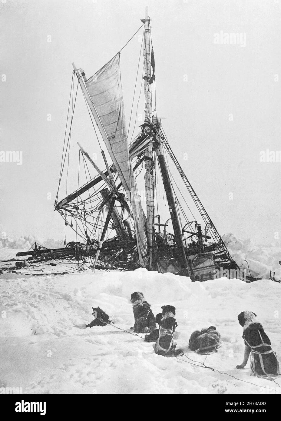 Ernest Shackleton's ship Endurance breaking up in the Antarctic pack ice during his epic expedition in 1912 Stock Photo
