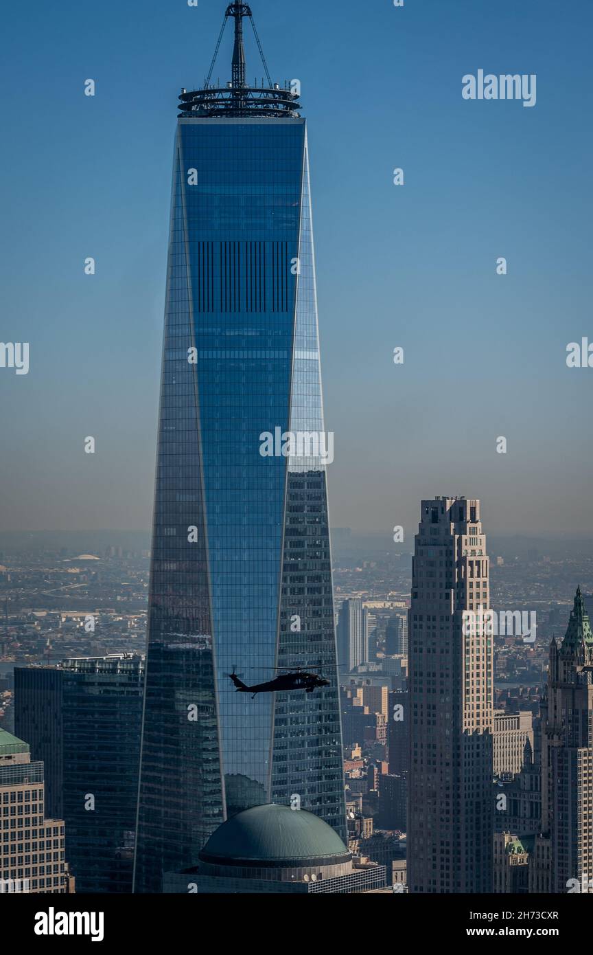 A U.S. Army UH-60M Black Hawk helicopter, with the New Jersey National Guard's 1-150th Assault Helicopter Battalion, flies in front of One World Trade Center in New York, N.Y., Nov. 9, 2021. (U.S. Army National Guard photo by Spc. Michael Schwenk) Stock Photo