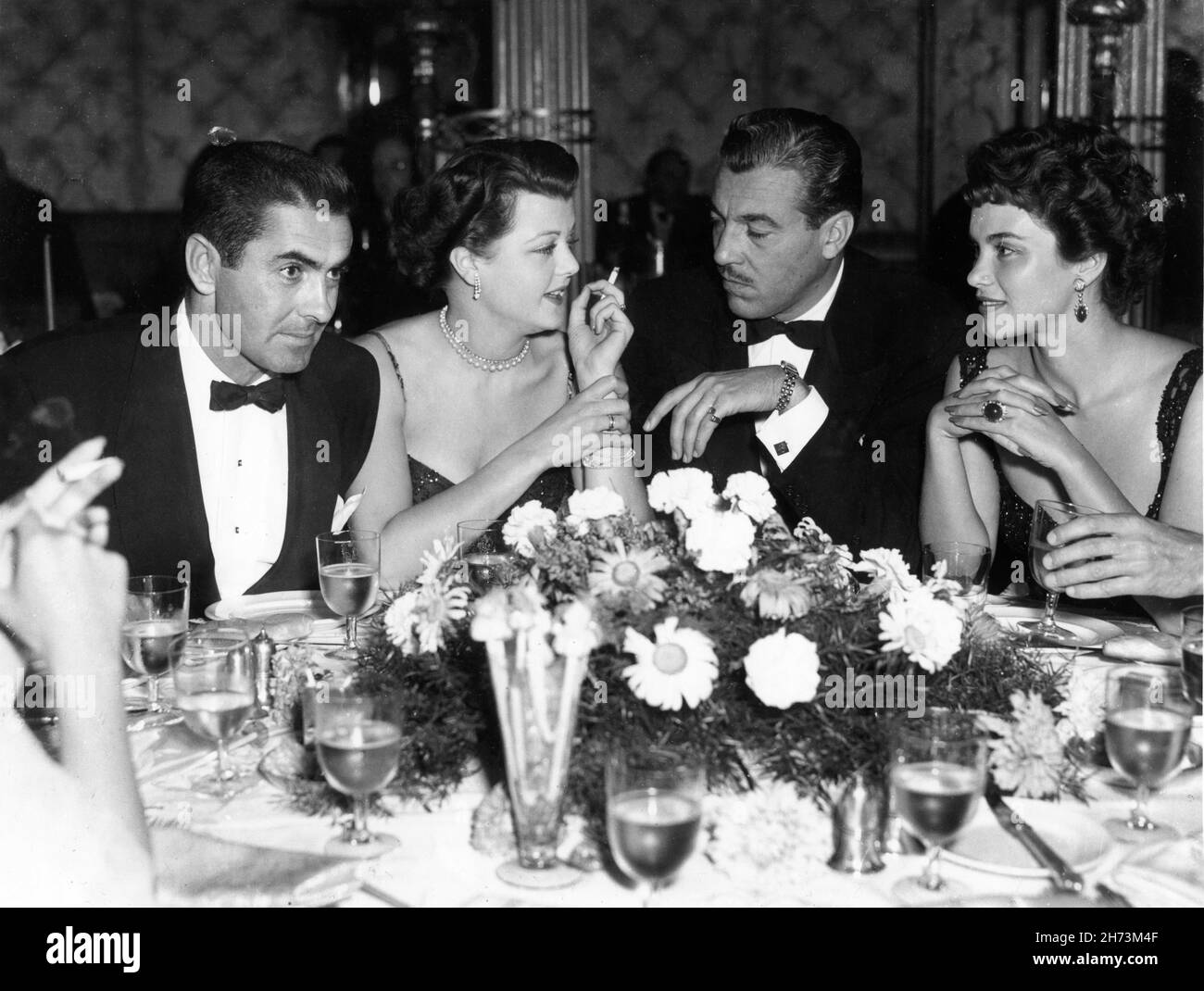 TYRONE POWER ANGELA LANSBURY CESAR ROMERO and newly 2nd Mrs Tyrone Power LINDA CHRISTIAN at a London Restaurant circa April 1949 Stock Photo