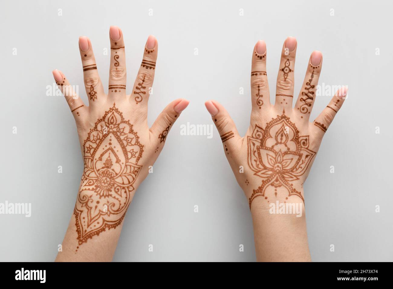 Attractive Floral Buta Arabic Mehndi Design for Back Hands | Attractive  Floral Buta Arabic Mehndi Design for Back Hands #ArabicMehndi #ArabicHenna  #ArabicBackHandMehndi #Mehndi #Mehandi #Heena #HennaDesign... | By  BeautyZing | Facebook