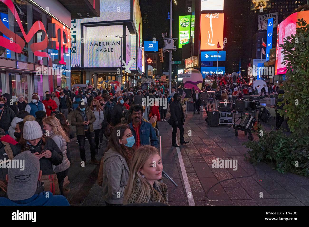 New York, USA. 19th Nov, 2021. Spectators watch the Amazon Prime "The Wheel  of Time" launch event in Times Square, New York City. Credit: SOPA Images  Limited/Alamy Live News Stock Photo -