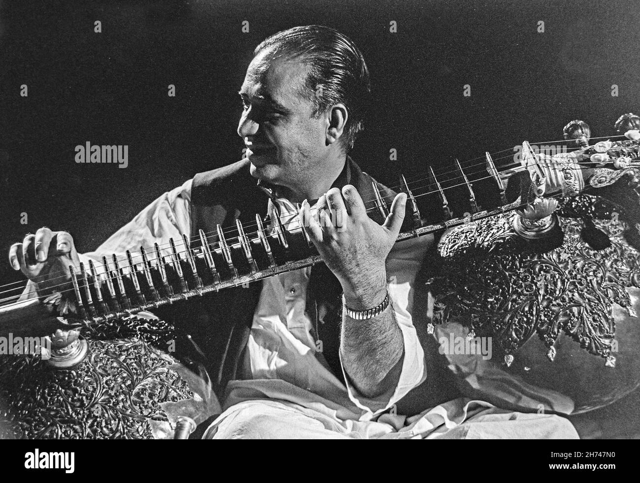 Indian man sitar Black and White Stock Photos & Images Alamy