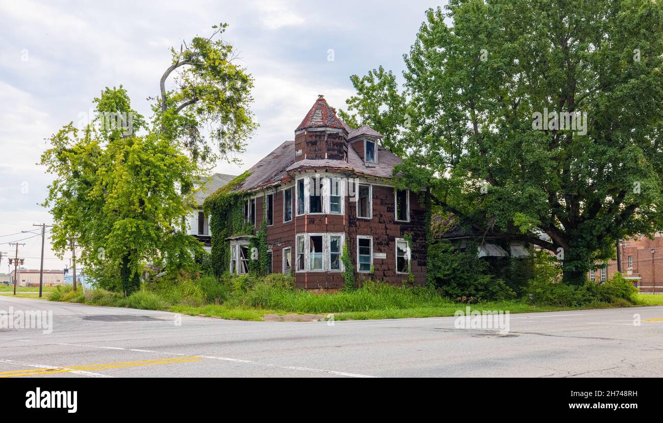Cairo, Illinois, USA August 18, 2021 Old Abandoned house, on Washington Avenue Stock Photo