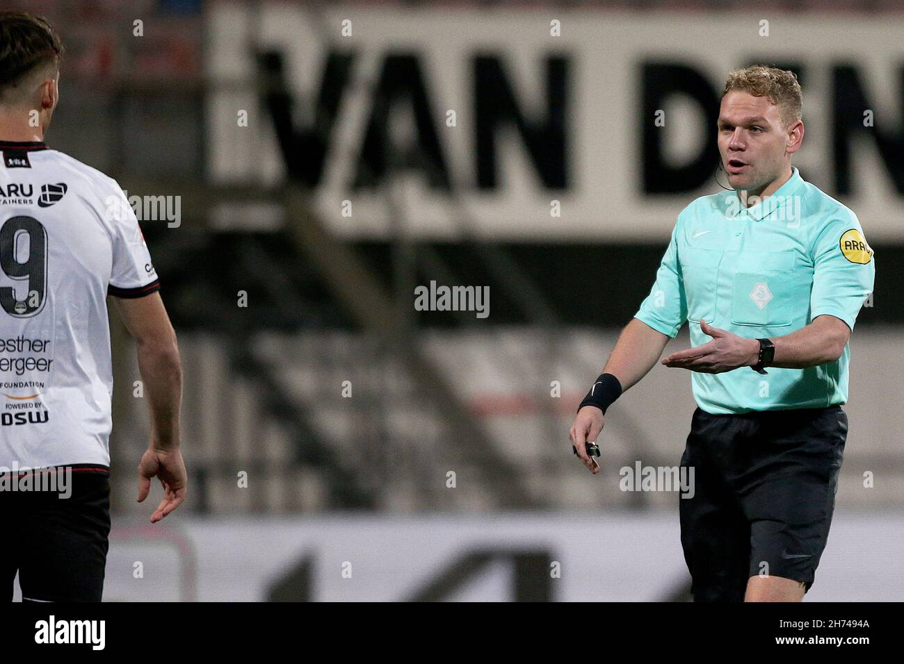 HELMOND, NETHERLANDS - NOVEMBER 19: Thijs Dallinga of Excelsior Rotterdam and referee Alex Bos during the Dutch Keukenkampioendivisie match between Helmond Sport and Excelsior Rotterdam at SolarUnie Stadion on November 19, 2021 in Helmond, Netherlands (Photo by Perry van de Leuvert/Orange Pictures) Stock Photo