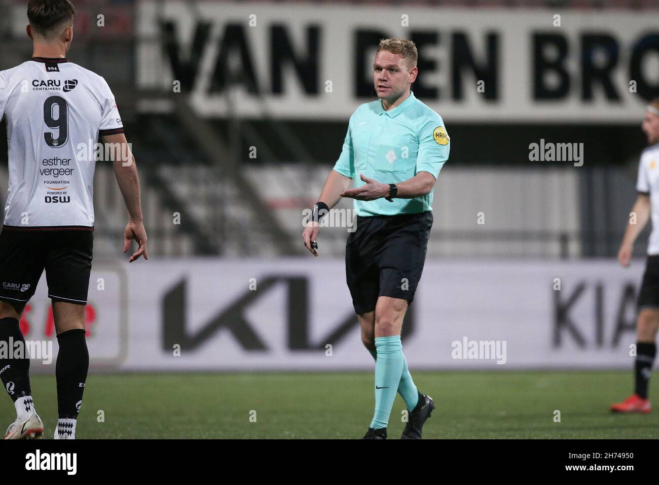 HELMOND, NETHERLANDS - NOVEMBER 19: Thijs Dallinga of Excelsior Rotterdam and referee Alex Bos during the Dutch Keukenkampioendivisie match between Helmond Sport and Excelsior Rotterdam at SolarUnie Stadion on November 19, 2021 in Helmond, Netherlands (Photo by Perry van de Leuvert/Orange Pictures) Stock Photo