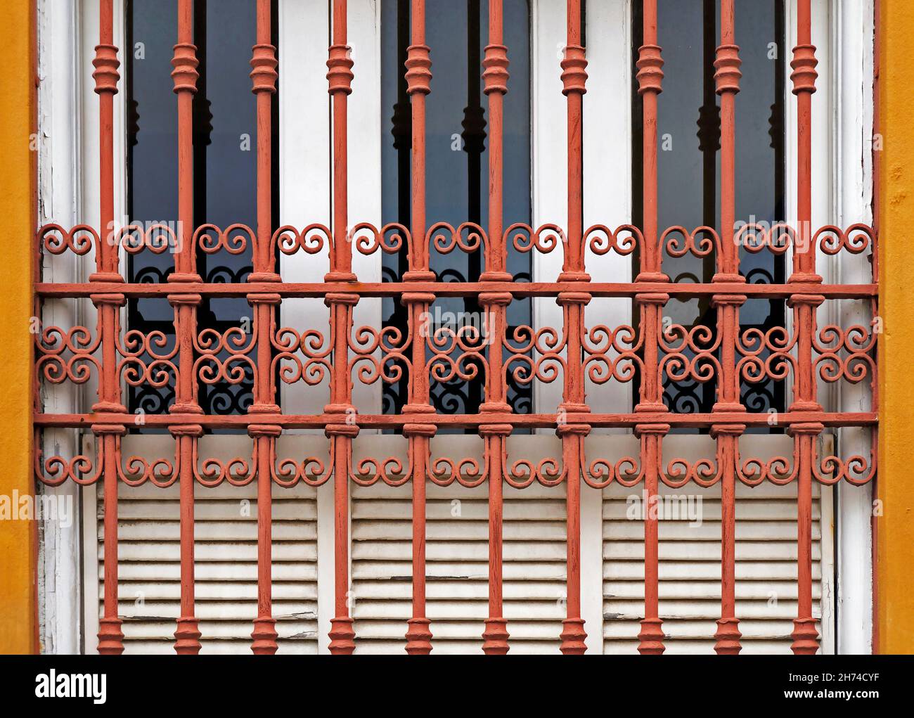 Metal grid window hi-res stock photography and images - Alamy