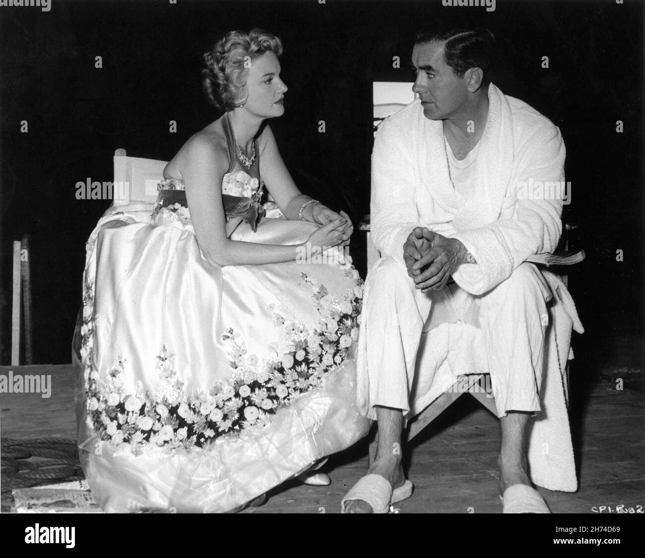 MOIRA LISTER and TYRONE POWER on set candid at Shepperton Studios during filming of SEVEN WAVES AWAY aka ABANDON SHIP ! 1957 director / writer RICHARD SALE music Sir Arthur Bliss producers Tyrone Power and John R. Sloan executive producer Ted Richmond UK - USA co-production Copa Productions / Columbia Pictures Corporation Stock Photo
