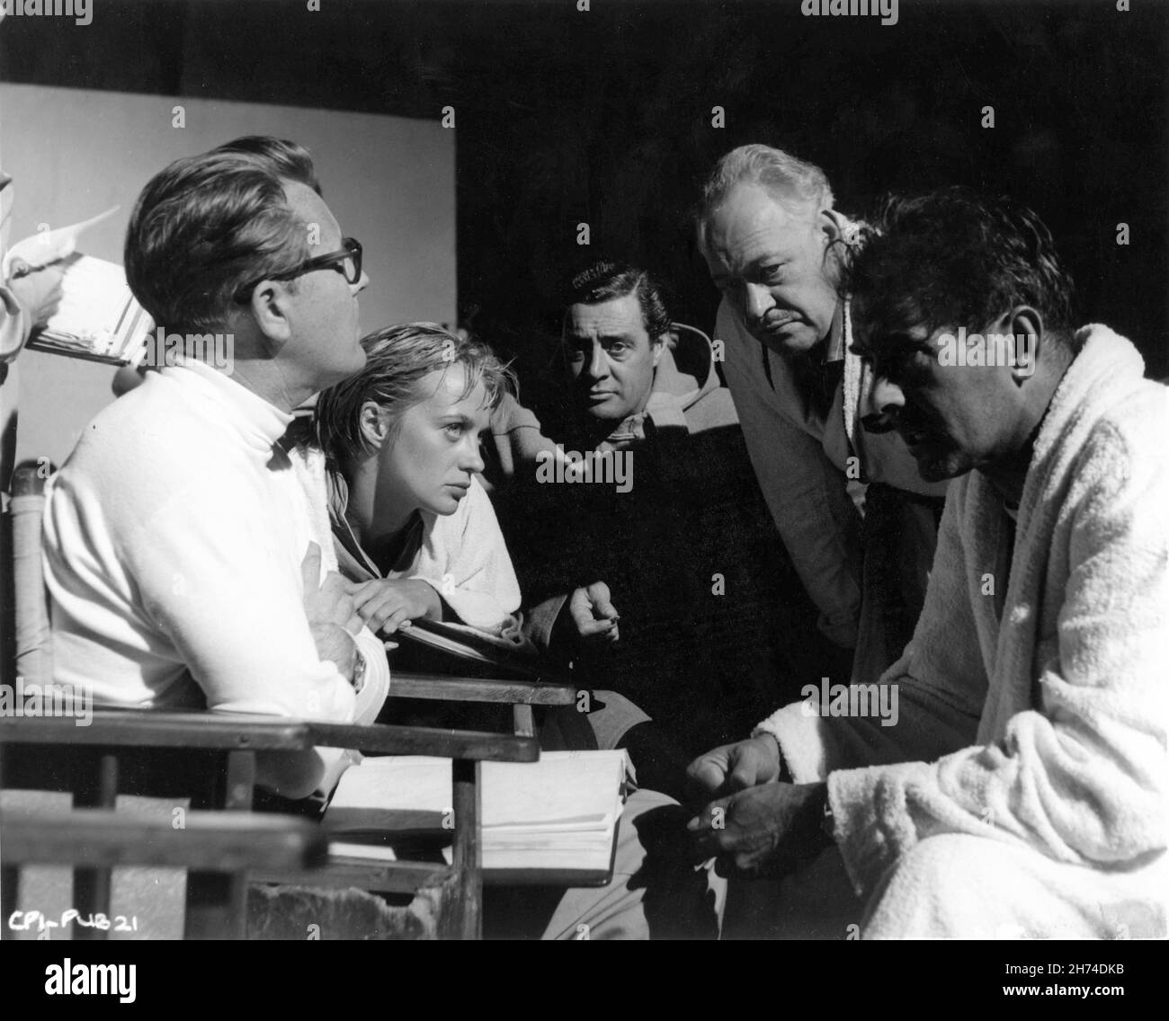 Director RICHARD SALE MAI ZETTERLING DAVID LANGTON and TYRONE POWER on set candid at Shepperton Studios during filming of SEVEN WAVES AWAY aka ABANDON SHIP ! 1957 director / writer RICHARD SALE music Sir Arthur Bliss producers Tyrone Power and John R. Sloan executive producer Ted Richmond UK - USA co-production Copa Productions / Columbia Pictures Corporation Stock Photo