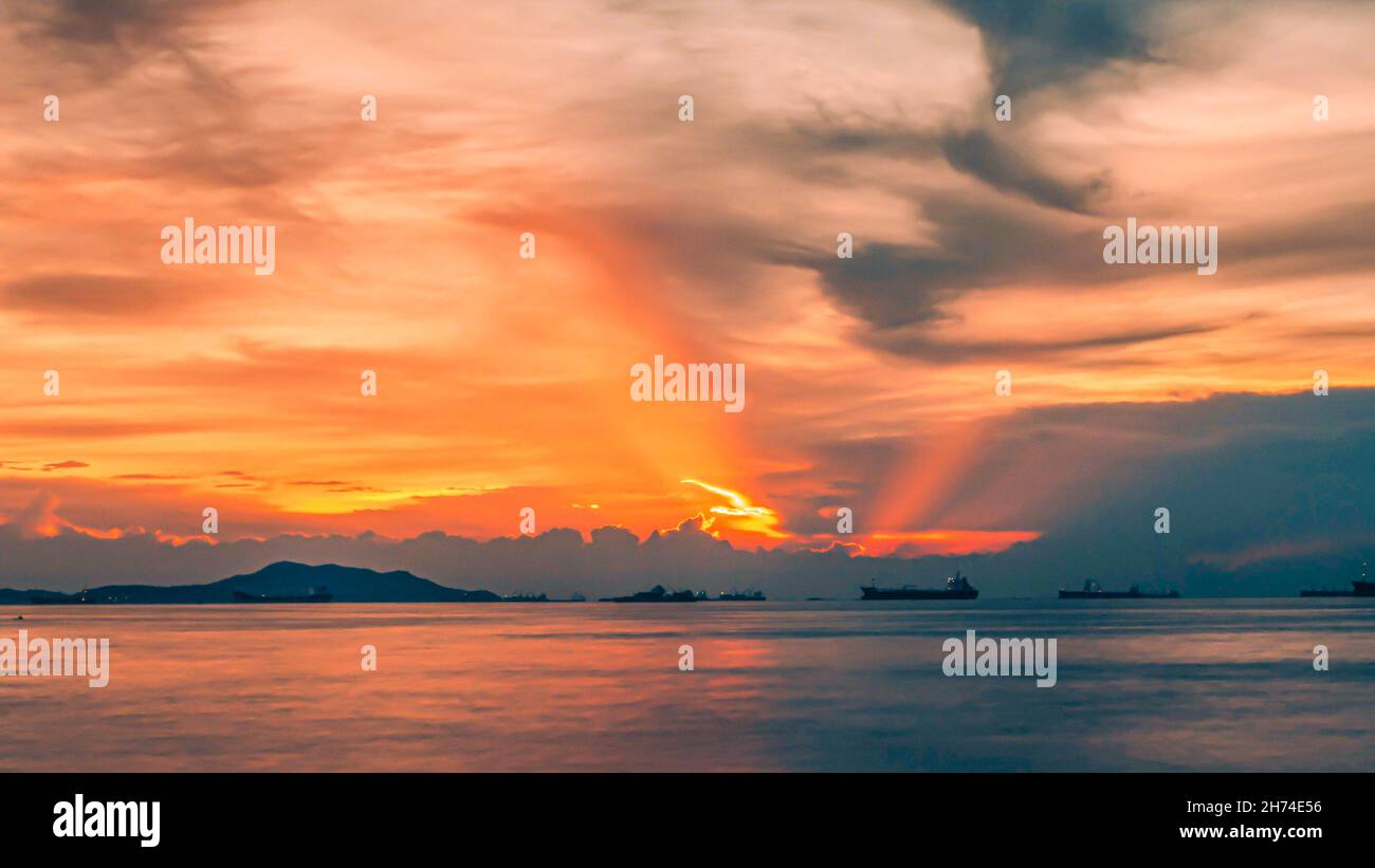 A Golden Sunrise Or Sunset Over The Ocean Sunset Sunrise Summer 