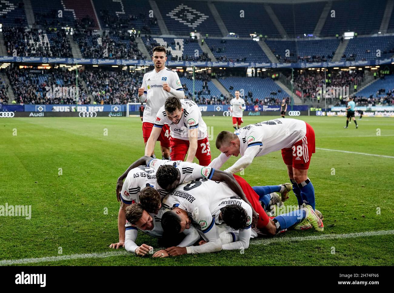 Hamburg, Germany. 20th Nov, 2021. Football: 2nd Bundesliga, Hamburger SV - Jahn Regensburg, Matchday 14, Volksparkstadion. Hamburg's players celebrate the goal to make it 2:1. Credit: Axel Heimken/dpa - IMPORTANT NOTE: In accordance with the regulations of the DFL Deutsche Fußball Liga and/or the DFB Deutscher Fußball-Bund, it is prohibited to use or have used photographs taken in the stadium and/or of the match in the form of sequence pictures and/or video-like photo series./dpa/Alamy Live News Credit: dpa picture alliance/Alamy Live News Stock Photo
