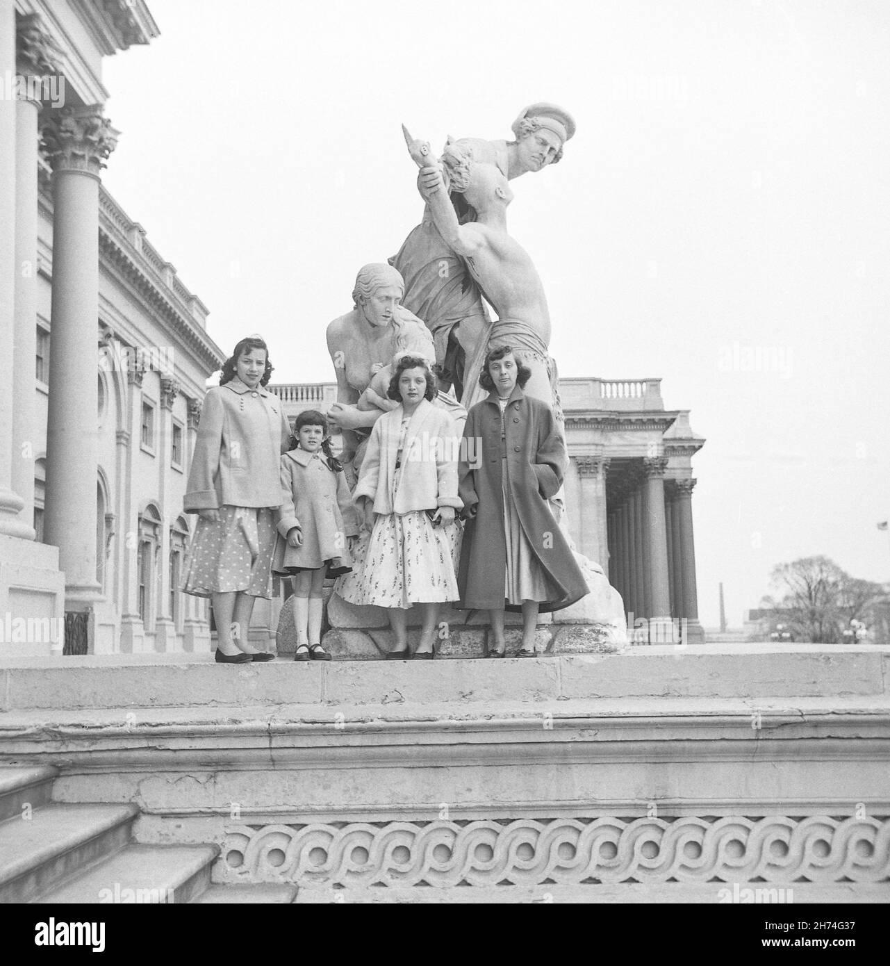 1950s Well Dressed Young Ladies and Small Girl Tour the U.S. Capitol, Washington D. C. , USA Stock Photo