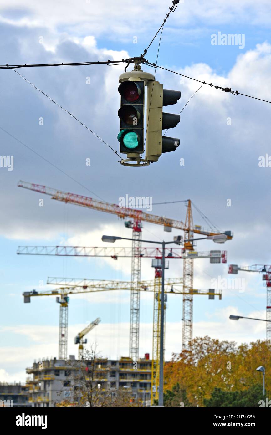 Baukräne auf Baustellen in Wien Österreich, Europa - Construction cranes on construction sites in Vienna Austria, Europe Stock Photo