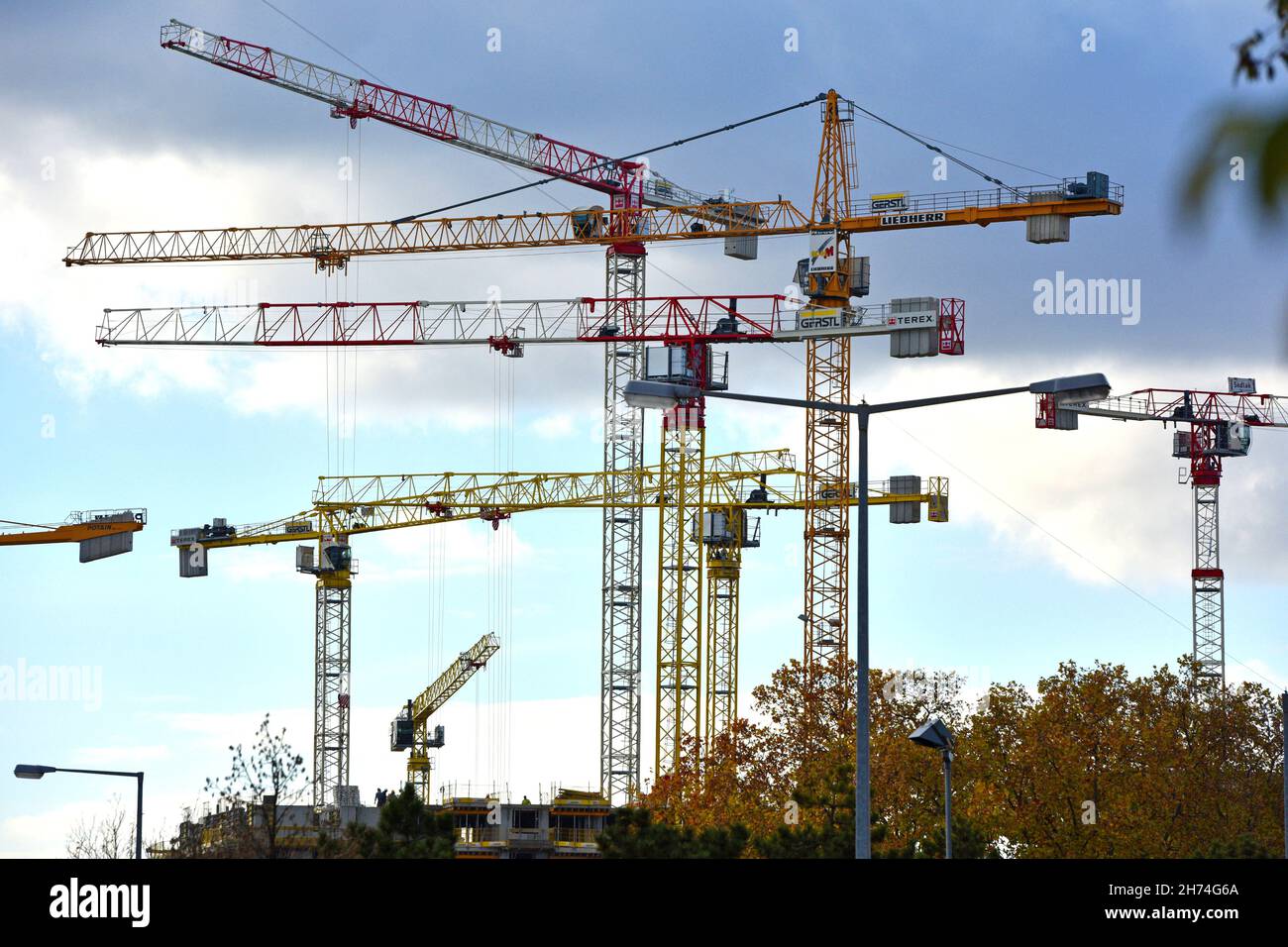 Baukräne auf Baustellen in Wien Österreich, Europa - Construction cranes on construction sites in Vienna Austria, Europe Stock Photo
