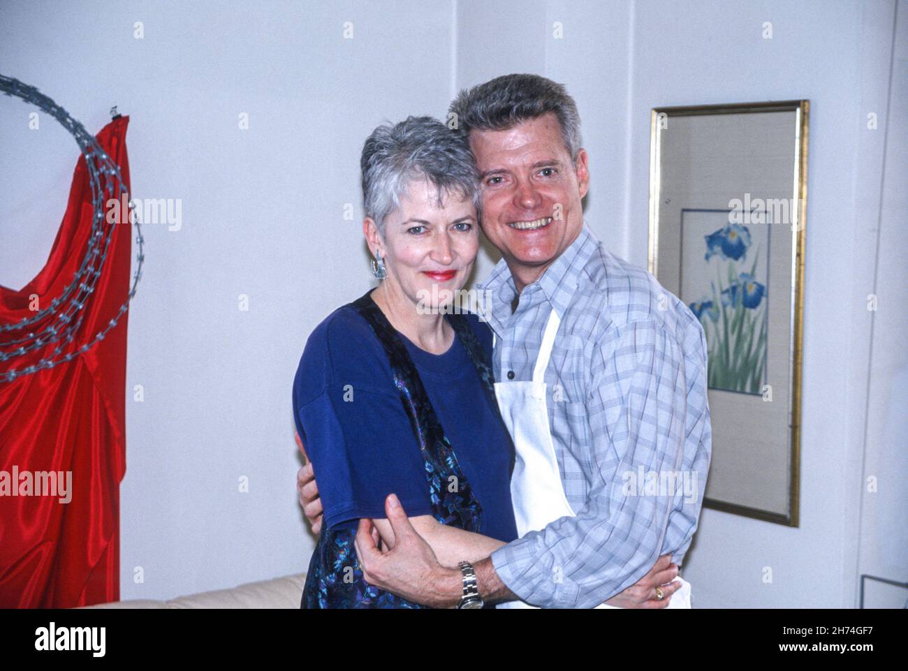 1990's Couple embrace in Front og tier Barbwire Wreath in a NYC apartment, USA Stock Photo