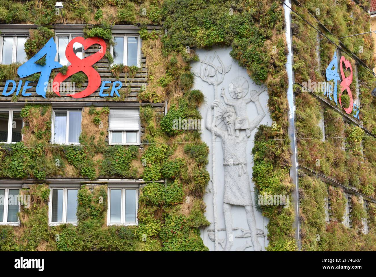 Begrünte Fassade der Magistratsabteilung 48 (Abfallwirtschaft) der Stadt Wien, Österreich, Europa - Green facade of Magistratsabteilung 48 (waste mana Stock Photo