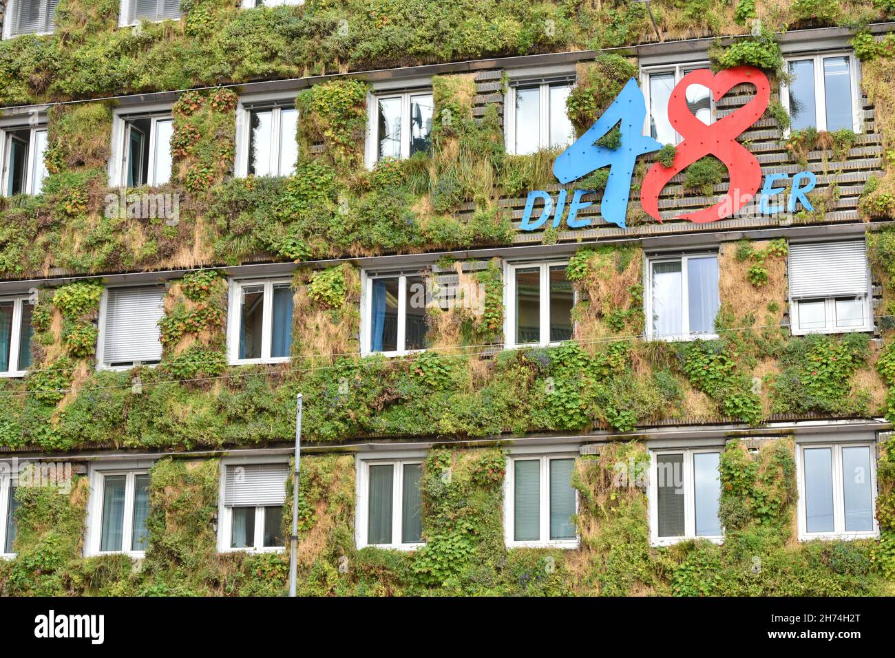Begrünte Fassade der Magistratsabteilung 48 (Abfallwirtschaft) der Stadt Wien, Österreich, Europa - Green facade of Magistratsabteilung 48 (waste mana Stock Photo