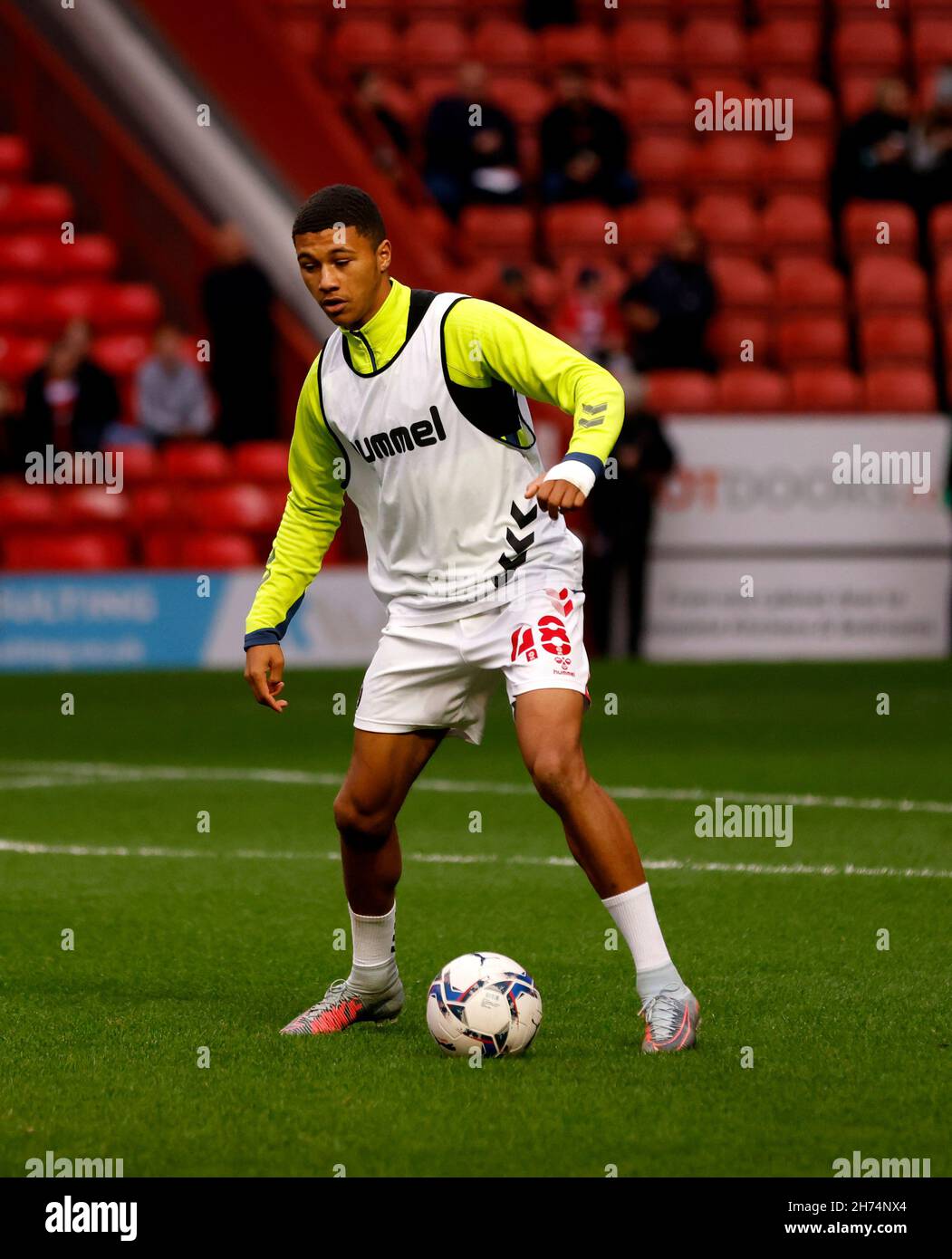 Charlton Athletic's Mason Burstow warms up before the Sky Bet League One match at The Valley, London. Picture date: Saturday November 20, 2021. Stock Photo