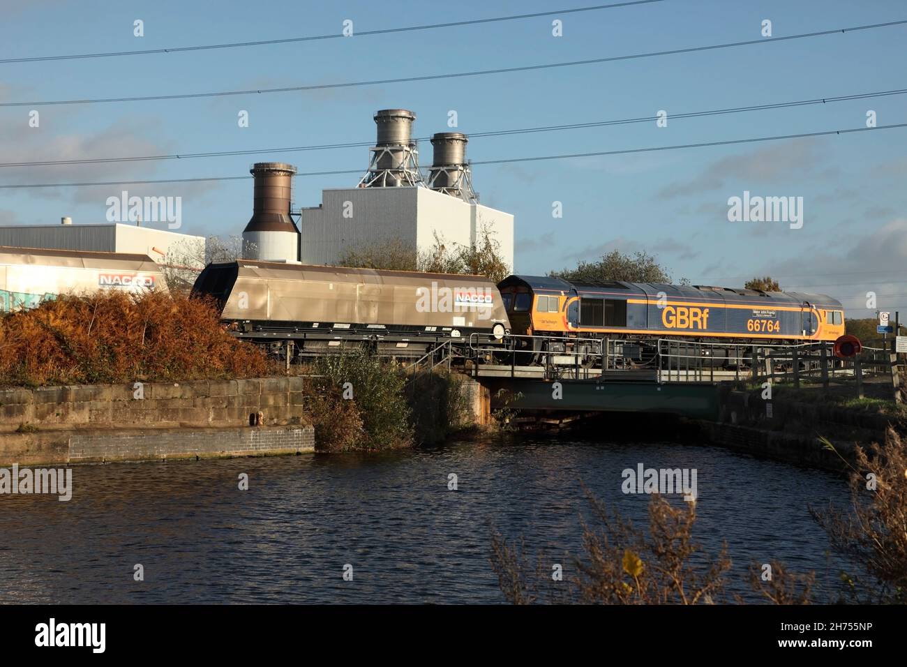 GB Railfreight Class 66 loco 66764 crosses the Stainforth and Keadby canal with the 6L40 0954 Hunslet Tilcon to Scunthorpe service on 17/11/21. Stock Photo