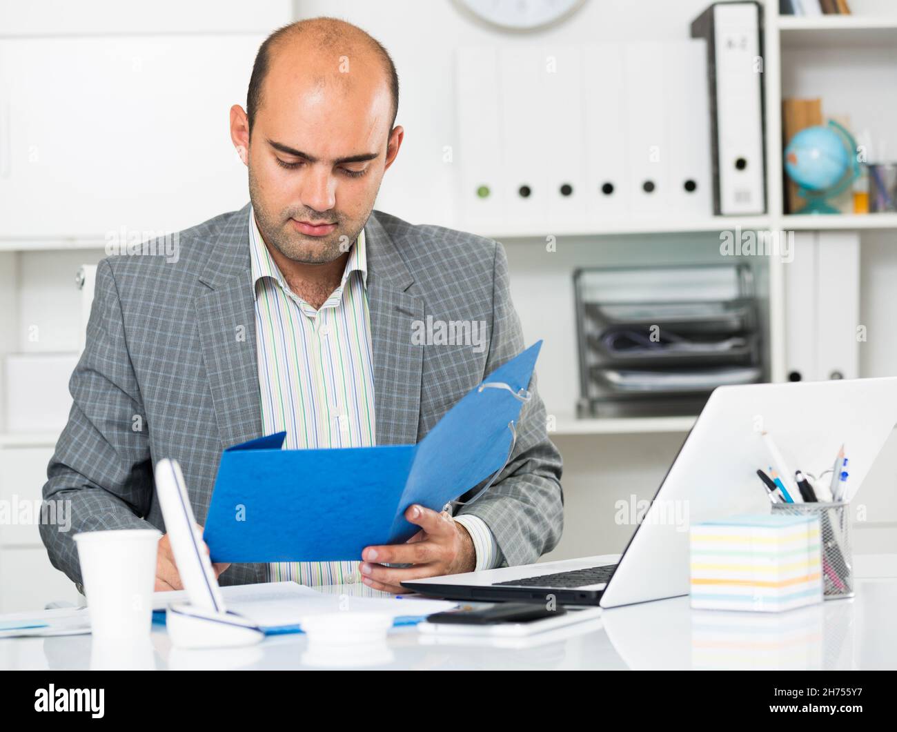 Man Hand File Folder Hand file folders hi-res stock photography and images - Alamy
