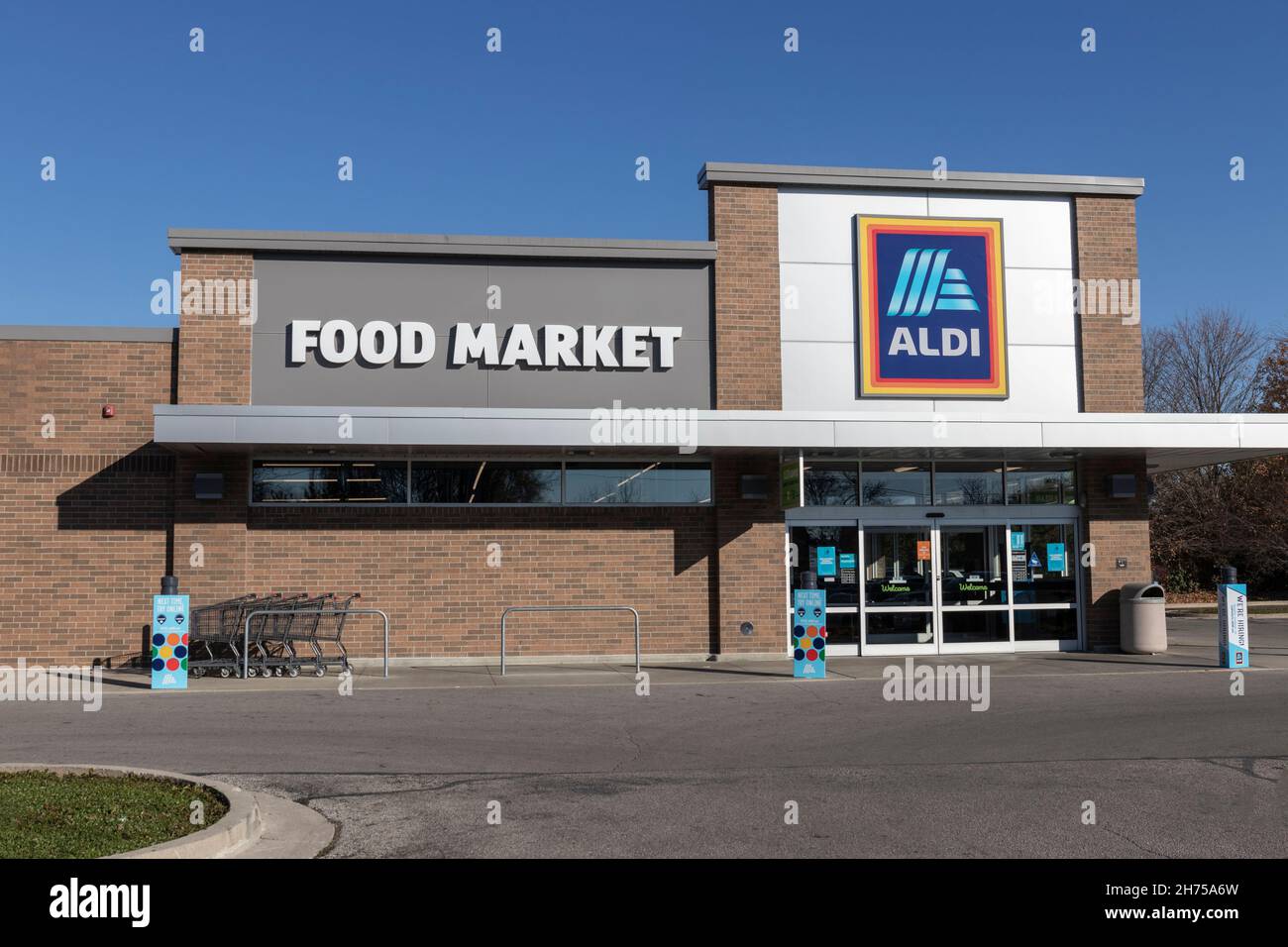 Anderson - Circa November 2021: Aldi Discount Supermarket. Aldi sells a range of grocery items, including produce, meat and dairy at discount prices. Stock Photo