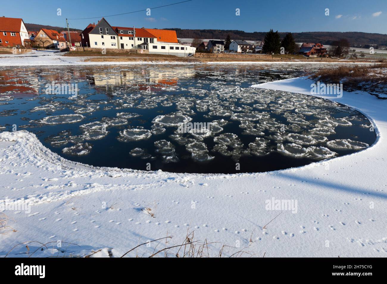 Ice flows on the river Weser in winter, Lower saxony, Germany Stock Photo