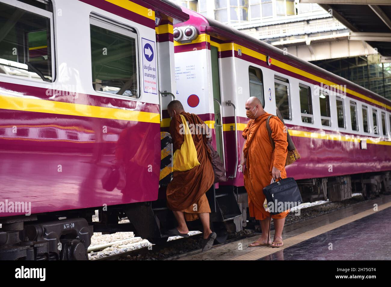 Bangkok, Thailand. 20th Nov, 2021. Thailand - November 20, 2021 Bangkok Railway Station Also known as 'Hua Lamphong', the center of the rail transport system, Thailand's oldest, 105 years old, in the heart of Bangkok, soon all trains, especially long-distance trains will be moved to use Bang Sue Central Station as a new terminal. (Photo by Teera Noisakran/Pacific Press/Sipa USA) Credit: Sipa USA/Alamy Live News Stock Photo