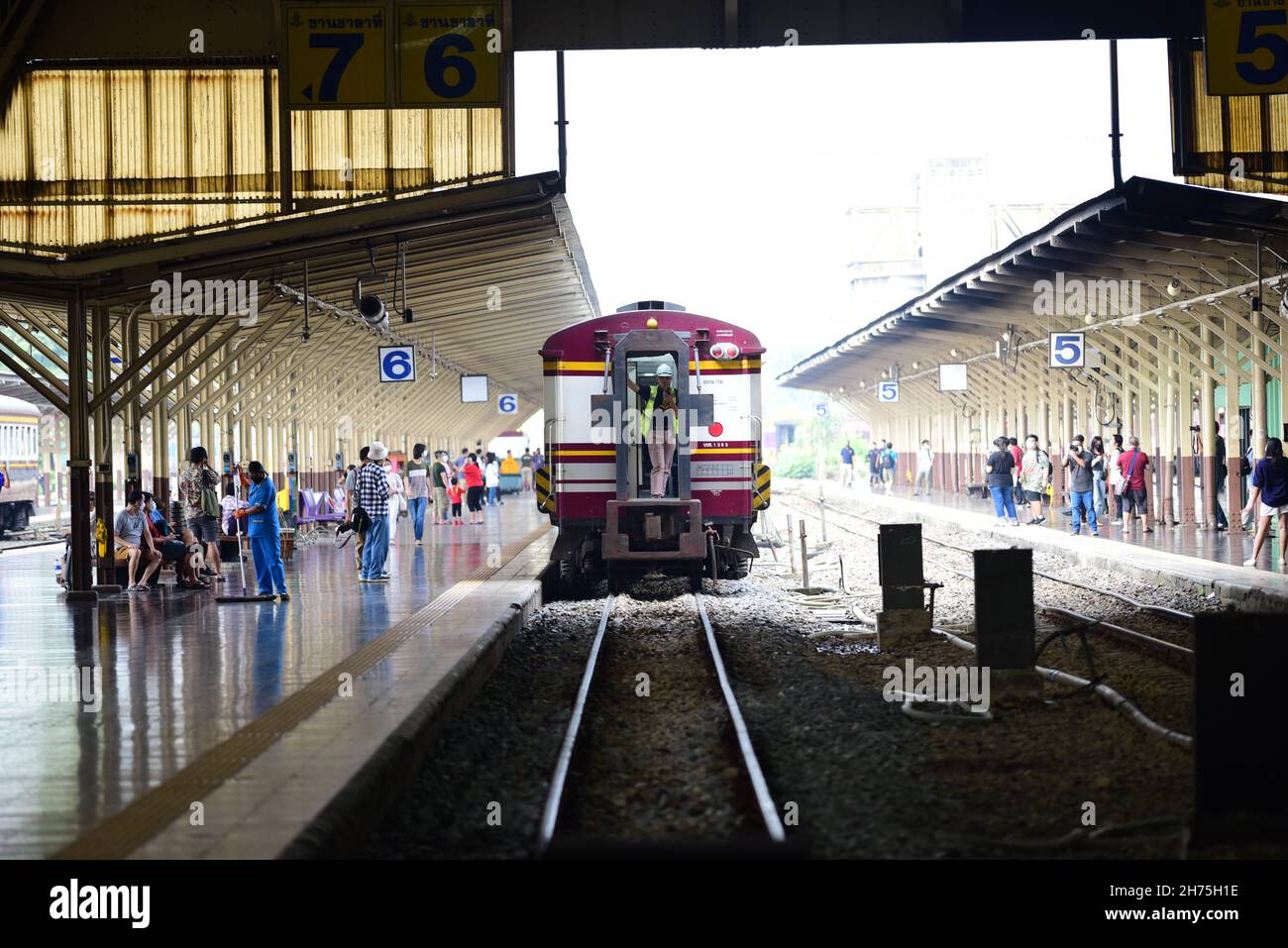 Bangkok, Thailand. 20th Nov, 2021. Thailand - November 20, 2021 Bangkok Railway Station Also known as 'Hua Lamphong', the center of the rail transport system, Thailand's oldest, 105 years old, in the heart of Bangkok, soon all trains, especially long-distance trains will be moved to use Bang Sue Central Station as a new terminal. (Photo by Teera Noisakran/Pacific Press/Sipa USA) Credit: Sipa USA/Alamy Live News Stock Photo