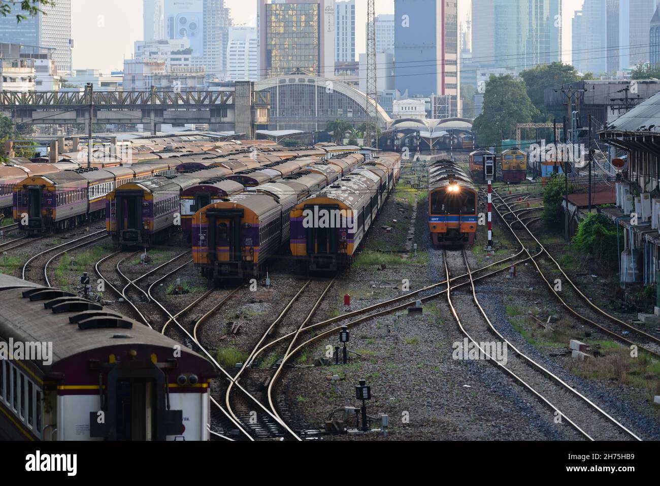 Bangkok, Thailand. 20th Nov, 2021. Thailand - November 20, 2021 Bangkok Railway Station Also known as 'Hua Lamphong', the center of the rail transport system, Thailand's oldest, 105 years old, in the heart of Bangkok, soon all trains, especially long-distance trains will be moved to use Bang Sue Central Station as a new terminal. (Photo by Teera Noisakran/Pacific Press/Sipa USA) Credit: Sipa USA/Alamy Live News Stock Photo