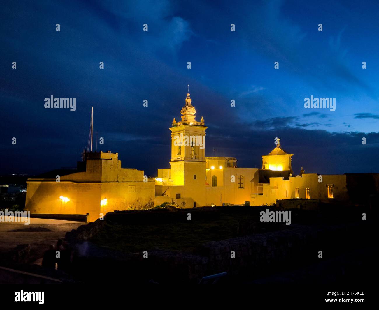 Beleuchtete St. Joseph's Chapel und Kathedrale in Zitadelle von Gozo bei Dämmerung in blaue Stunde, Ir-Rabat Għawdex, Victoria, Gozo, Malta Stock Photo
