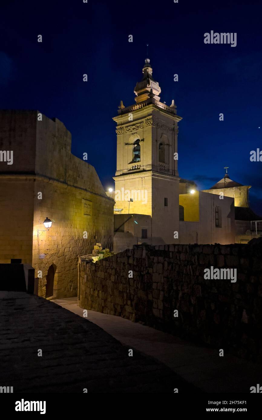 Beleuchtete St. Joseph's Chapel und Kathedrale in Zitadelle von Gozo bei Dämmerung in blaue Stunde, Ir-Rabat Għawdex, Victoria, Gozo, Malta Stock Photo