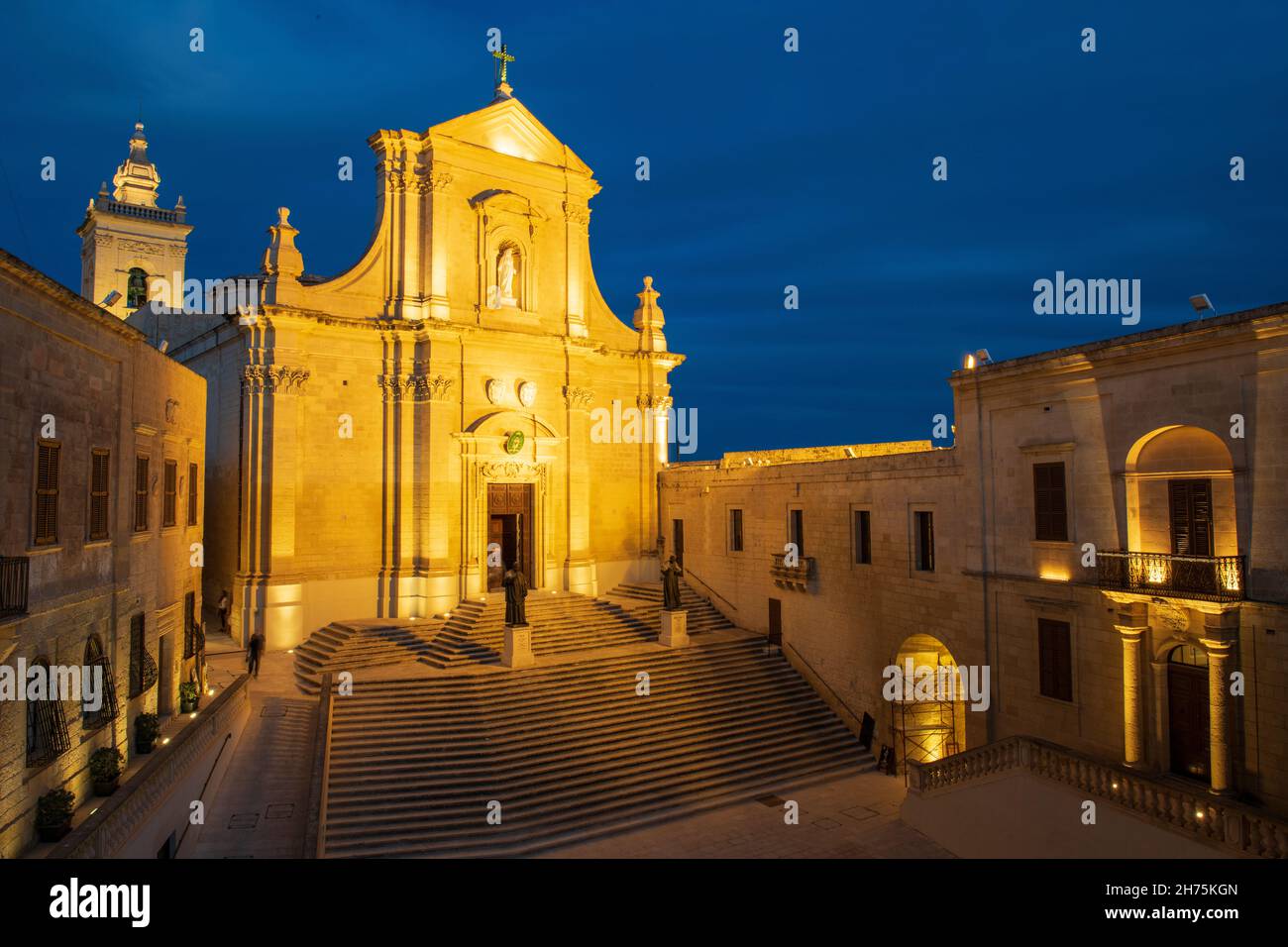 Beleuchtete Kathedrale St. Marija in Zitadelle von Gozo bei Dämmerung in blaue Stunde, Ir-Rabat Għawdex, Victoria, Gozo, Malta Stock Photo