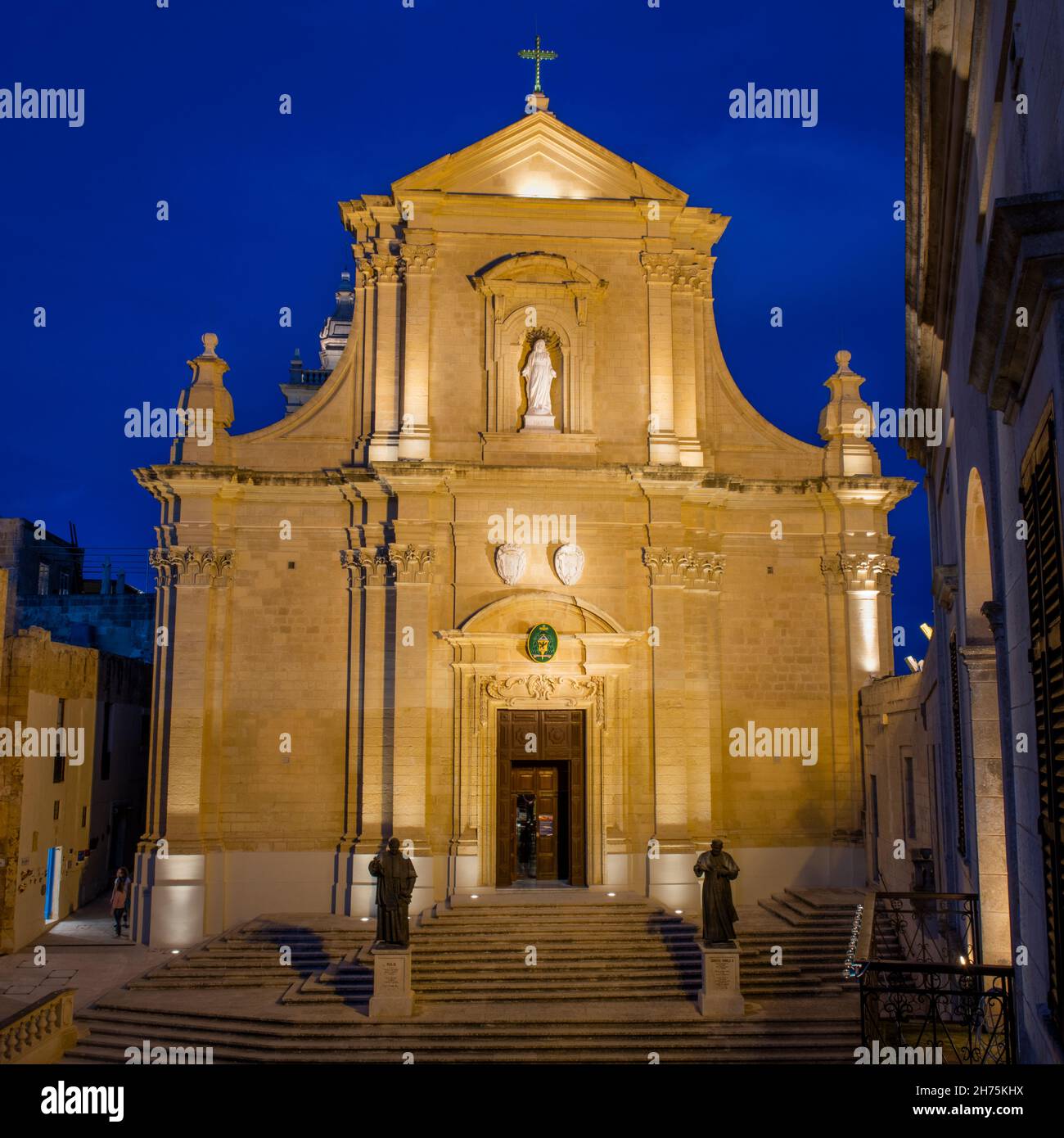 Beleuchtete Kathedrale St. Marija in Zitadelle von Gozo bei Dämmerung in blaue Stunde, Ir-Rabat Għawdex, Victoria, Gozo, Malta Stock Photo