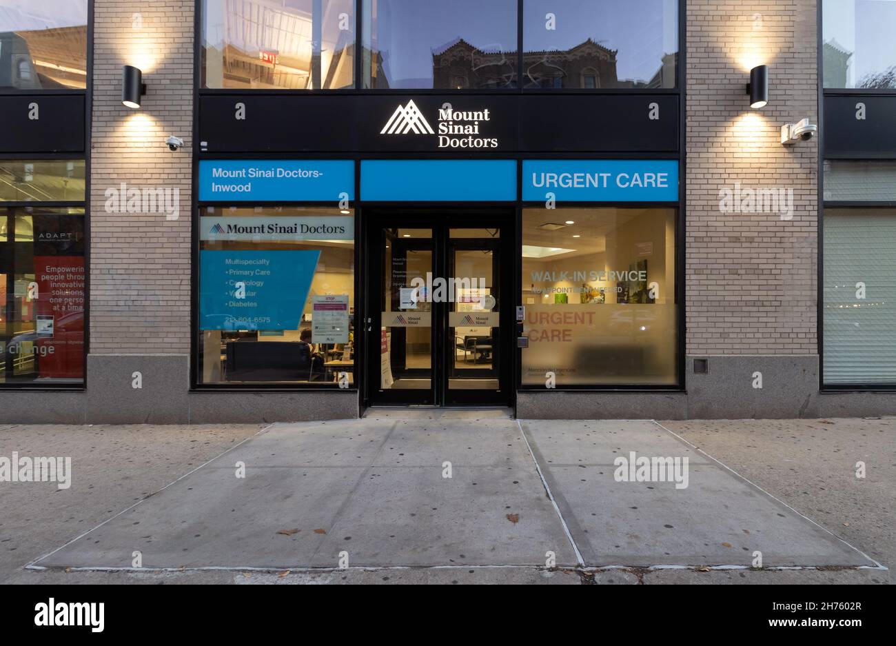 Mount Sinai urgent care walk-in health care clinic on Broadway in Inwood, Manhattan, part of the Mt. Sinai walk-in health care system, at night Stock Photo