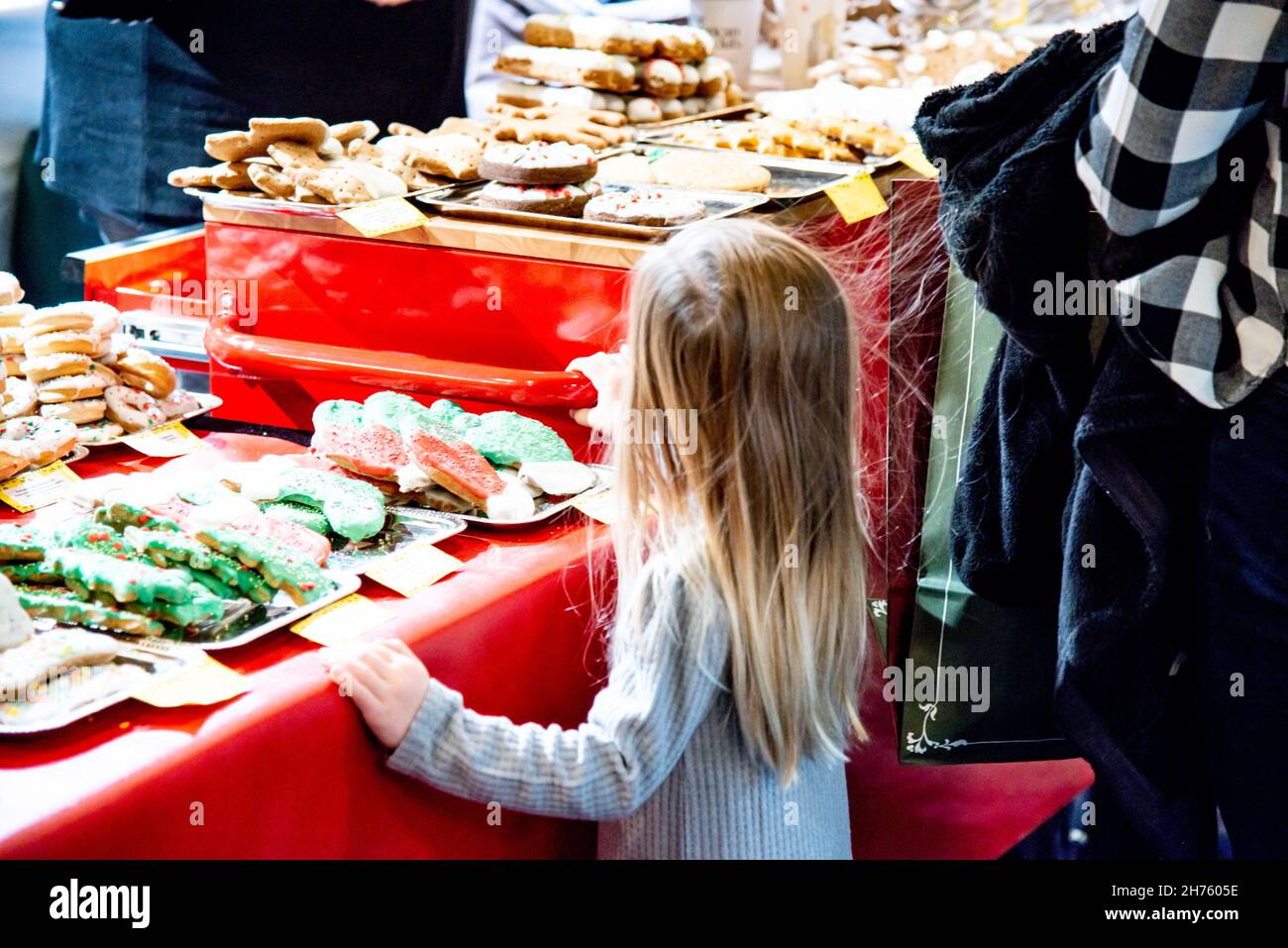 Kohler, Wisconsin, USA 20 NOVEMBER, 2021 VA A young girl looks over the