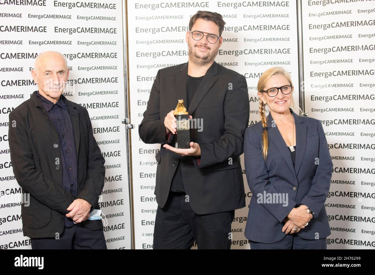 Torun, Poland, November 20th, 2021. International Film Festival EnergaCAMERIMAGE. Pictured: Director of Photography Piotr Sobocinski Jr with Golden Frog award in Polish film competition  category (in the middle), cinematographers Philippe Rousselot and Amy Vincent © Piotr Zajac/Alamy Live News Stock Photo