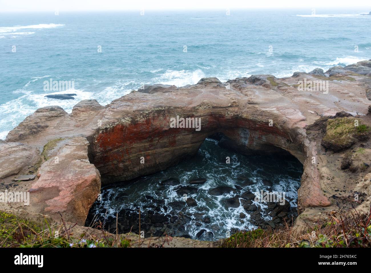 Devils punchbowl arch on the shore of Oregon coast Stock Photo