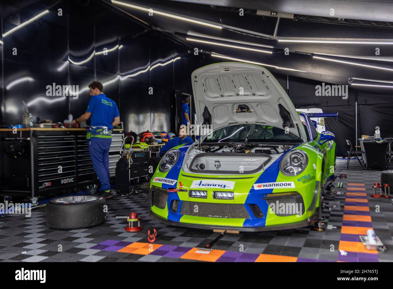 Sebring, USA. 20th Nov, 2021. Preparing cars for start during 24H Series powered by Hankook. Schedule includes USA stops on November 19-21, 2021. Racing cars from the many countries, such as: Germany, USA, France, Nederland, Romania, Denmark, Canada, Spain, Great Britain, Italy; in many different classes: GT4, 991, GTX, GT3, TCR, TCX, P4. (Photo by Yaroslav Sabitov/YES Market Media/Sipa USA) Credit: Sipa USA/Alamy Live News Stock Photo