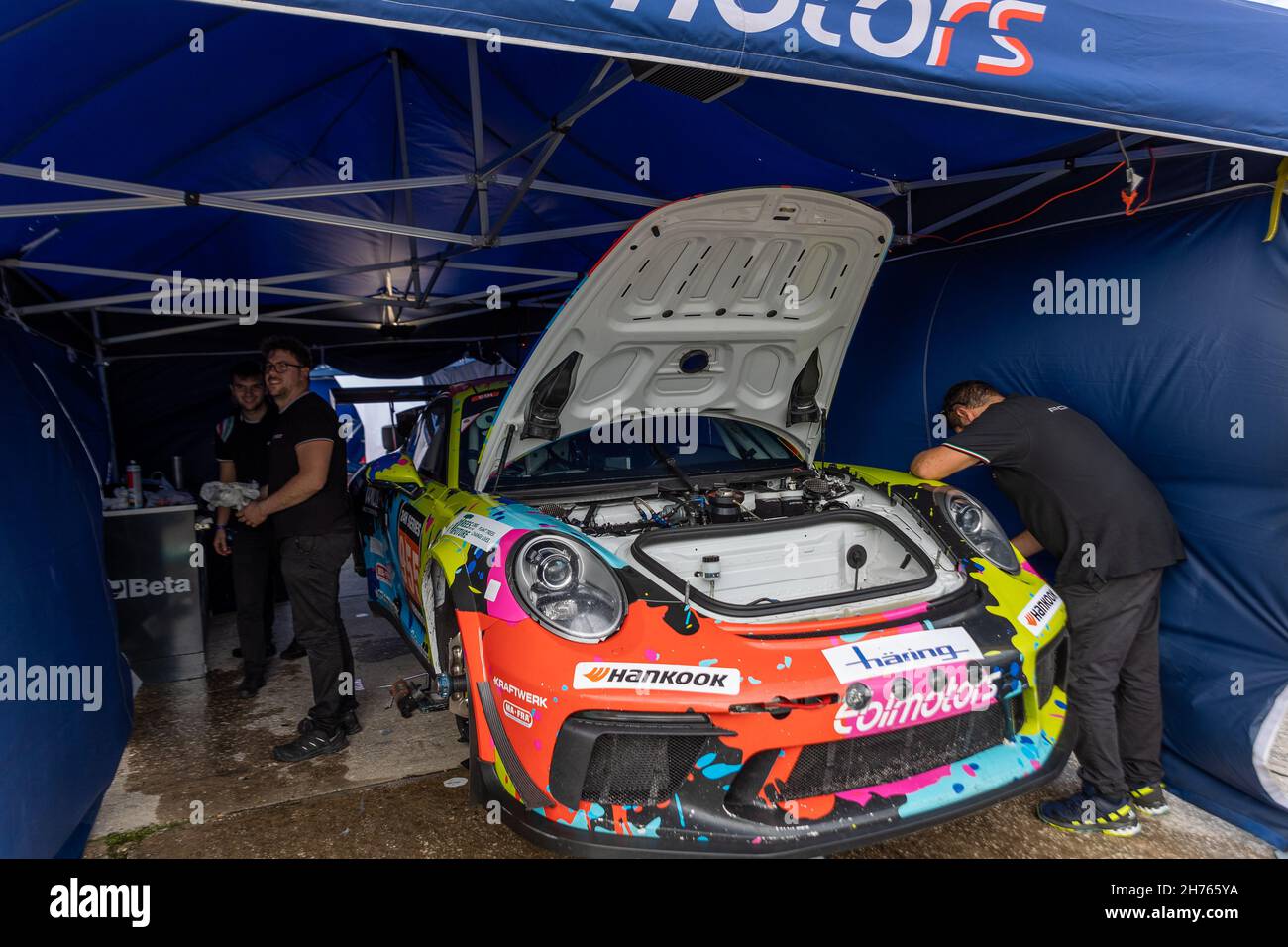 Sebring, USA. 20th Nov, 2021. Preparing cars for start during 24H Series powered by Hankook. Schedule includes USA stops on November 19-21, 2021. Racing cars from the many countries, such as: Germany, USA, France, Nederland, Romania, Denmark, Canada, Spain, Great Britain, Italy; in many different classes: GT4, 991, GTX, GT3, TCR, TCX, P4. (Photo by Yaroslav Sabitov/YES Market Media/Sipa USA) Credit: Sipa USA/Alamy Live News Stock Photo