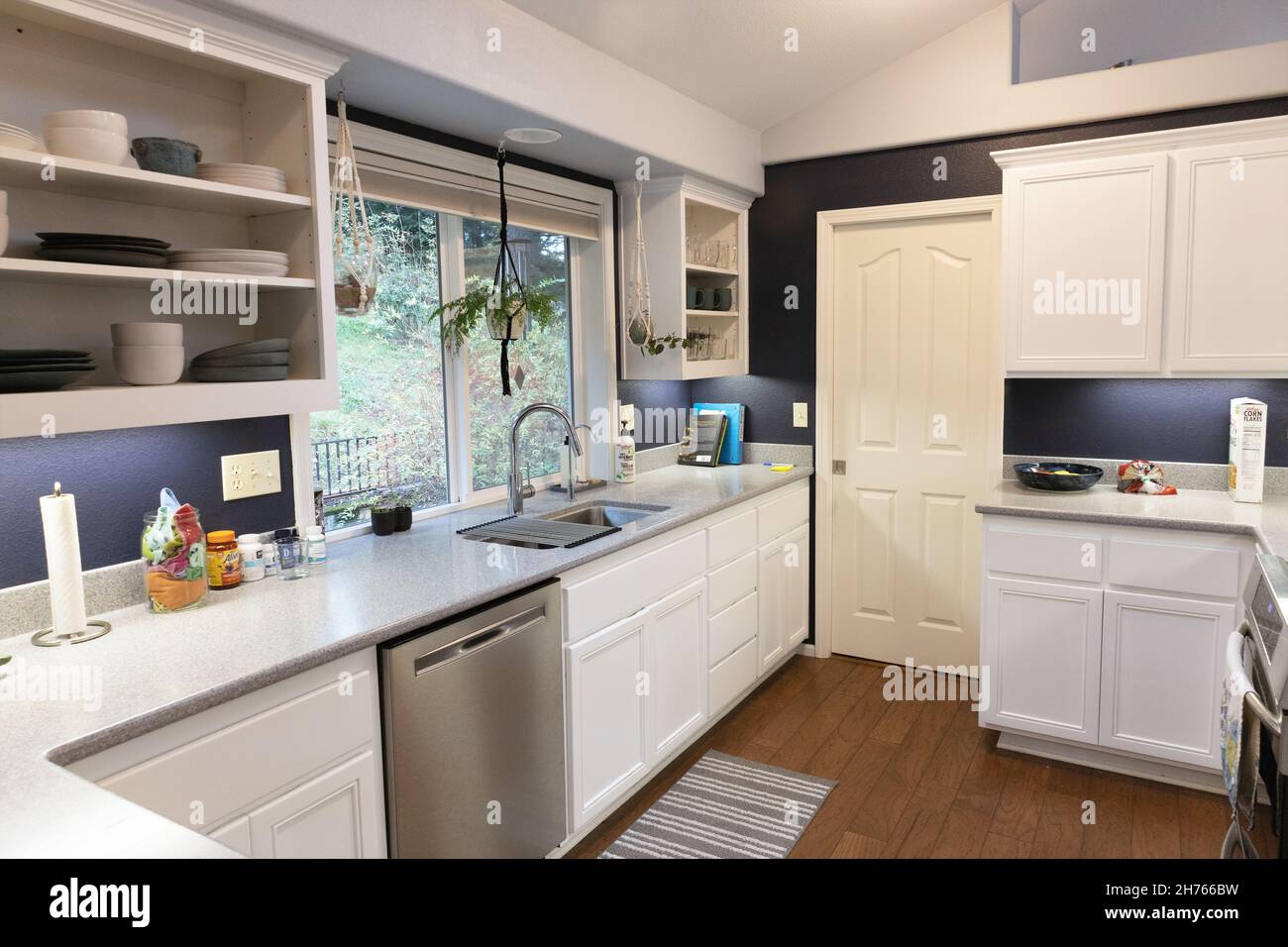 Grey kitchen cabinets hi-res stock photography and images - Alamy