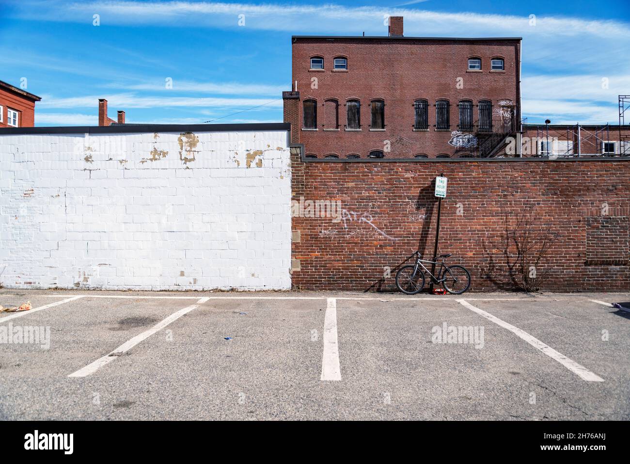 Empty office parking lot hi-res stock photography and images - Alamy