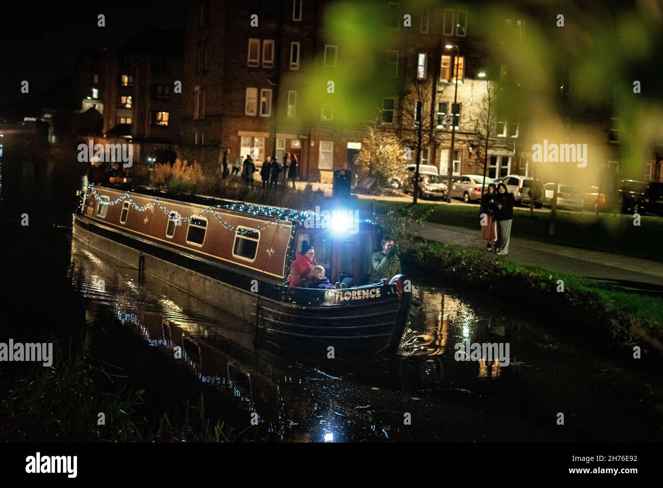 Edinburgh, Scotland, 21tst November, 2021. Flotilla of light, canal light parade. hundreds turn out for edinburgh canals light parade, organised by the Lowland Canals Association. a number of canal boats came from around slateford to lemington lift bridge displaying lights and costumes on their boats while singing and being merry.Credit: Reiss McGuire/Alamy live news. Stock Photo