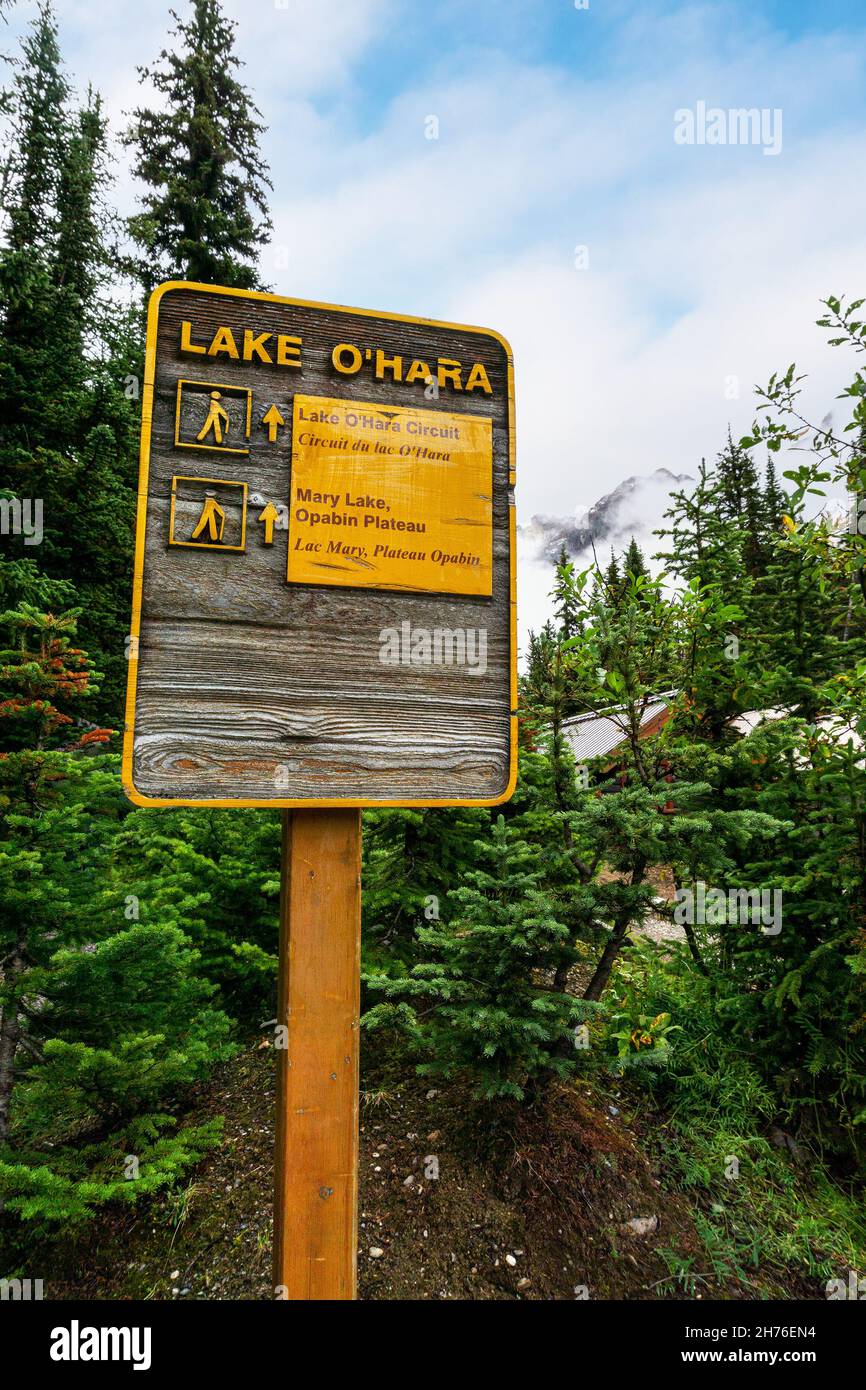 Hiking guideboard for trekking at Lake O’Hara Area in Yoho National Park, Canadian Rockies, British Columbia, Canada Stock Photo