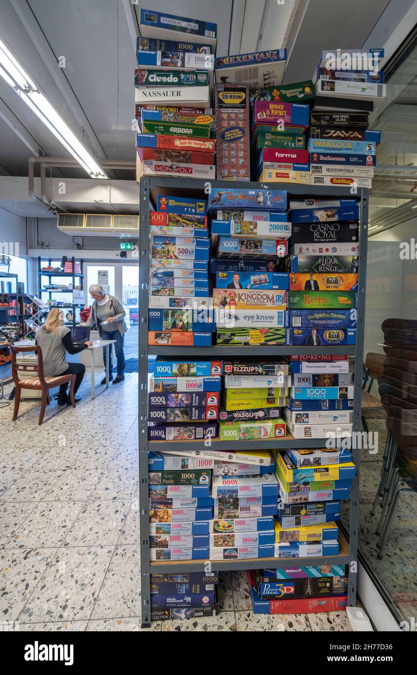 Maintal, Germany. 13th Nov, 2021. Board games and puzzles that you can borrow are stacked on a shelf in the rental store. Why buy when you can borrow. The idea of lending shops is finding more and more friends. The consumption-critical 'Buy Nothing Day' takes place on the last Saturday in November. Credit: Frank Rumpenhorst/dpa/Alamy Live News Stock Photo