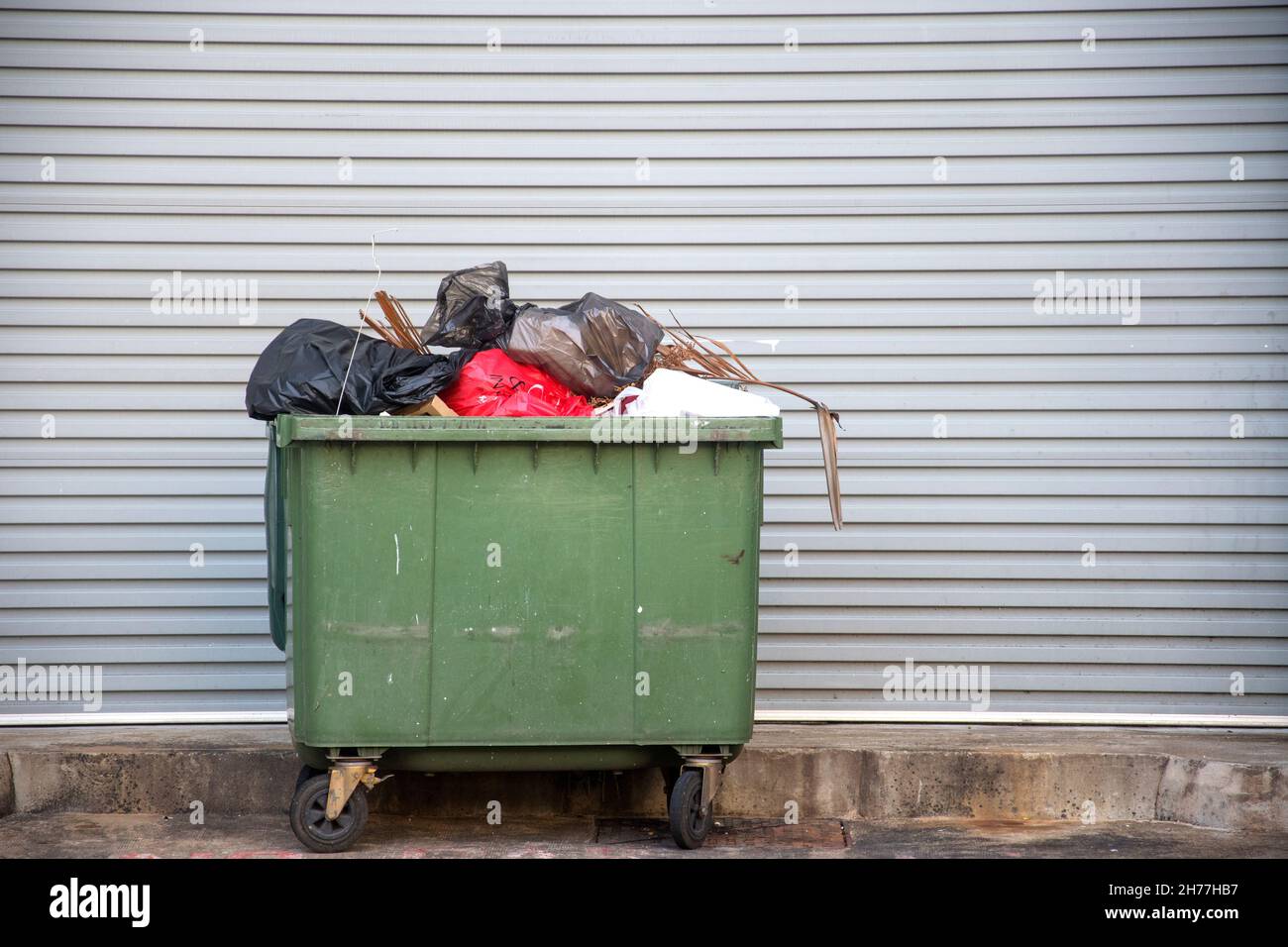 Full rubbish bin sign on hi-res stock photography and images - Alamy