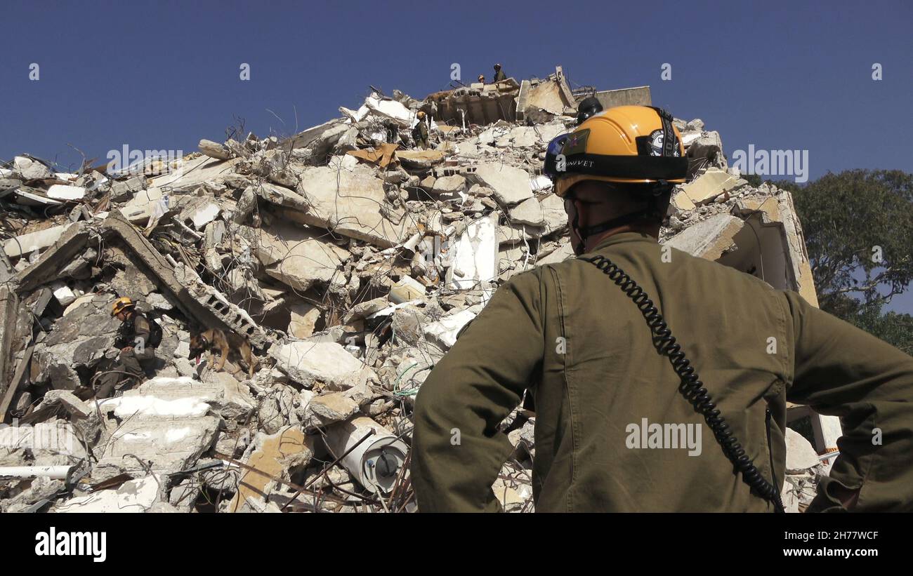 Israeli Soldiers from the rescue unit of the Home Front Command walk ...
