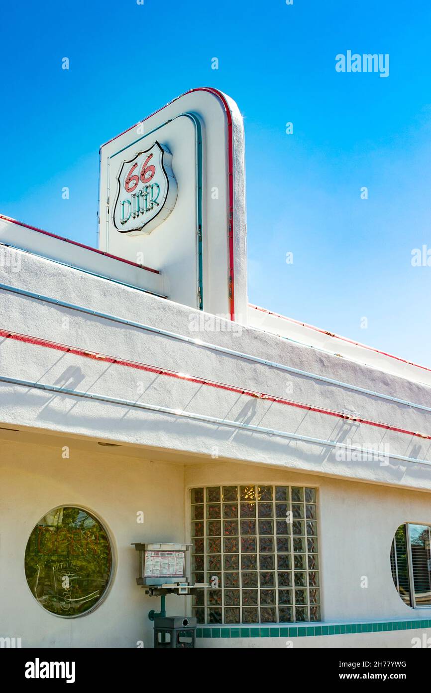 Vintage moderne gas station hires stock photography and images Alamy